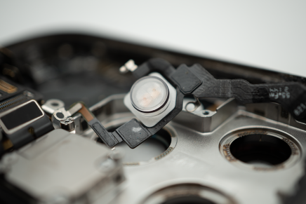 Демонтаж и установка шлейфа вспышки iPhone 13 Pro/13 Pro Max